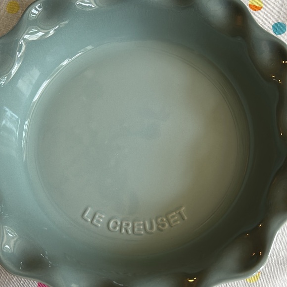 NWT Le Creuset Sea Salt 23 cm / 9” round fluted edge pie dish - Picture 2 of 5